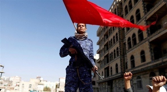 مقاتل حوثي يراقب متظاهرين في صنعاء.(أرشيف)