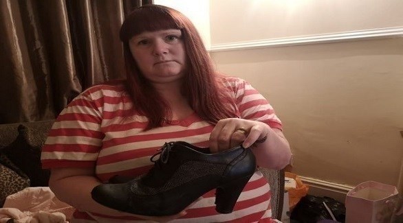شيري باركر تحمل حذائها الذي أنقذها من مغتصب (ميرور)