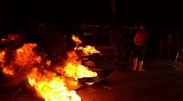 متظاهرون في البصرة يضرمون النيران في إطارات احتجاجاً على البطالة والفساد والمطالبة بتحسين الخدمات (تويتر)