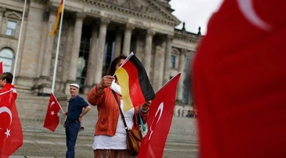 امرأة ترفع العلم التركي والألماني (أرشيف)