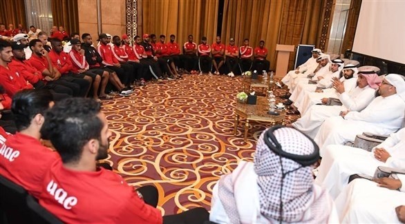 جانب من لقاء الرميثي مع أعضاء الجهاز الإداري والفني ولاعبي منتخب الإمارات