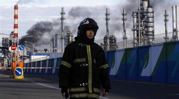 رجل إطفاء روسي في المصفاة التي اندلع بها الحريق (رويترز)