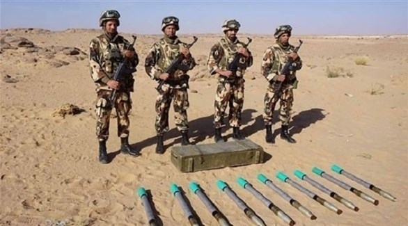 عسكريون جزائريون أمام أسلحة مصادرة في إحدى المداهمات بالجنوب (أرشيف)