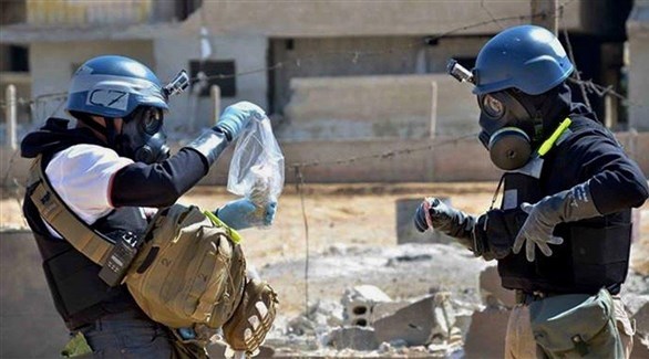 خبراء من منظمة حظر الأسلحة الكيمائية يجمعان عينات تربة في سوريا لفحصها (أرشيف)