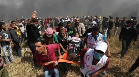 مدنيون ومسعفون يجلون مصاباً في غزة (أرشيف)