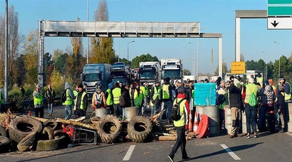 متظاهرون يقطعون طريقاً في فرنسا احتجاجاً على أسعار الوقود (أ ف ب)  