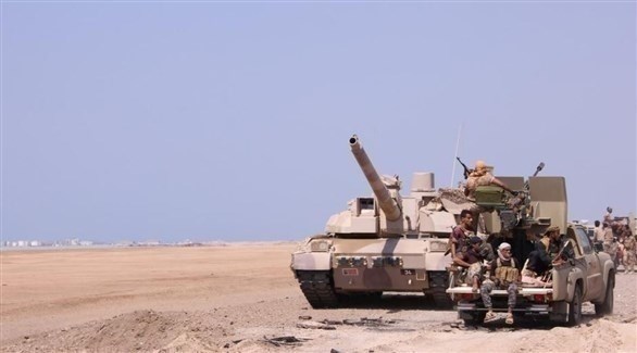 مقاتلون من الجيش اليمني إلى جانب دبابة (أرشيف)
