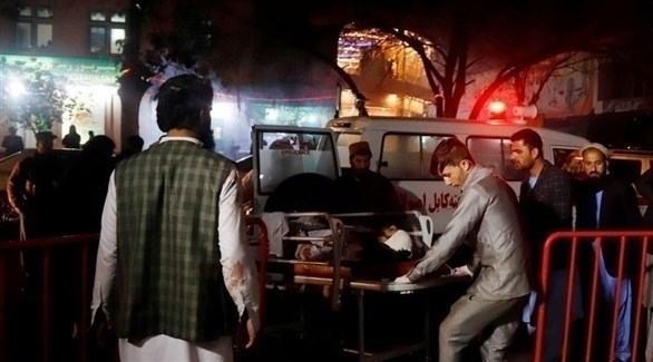 مسعفون أفغان يجلون ضحايا الانفجار في كابول (تويتر)
