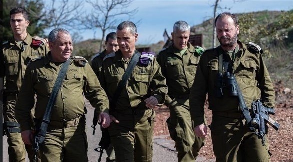 رئيس هيئة أركان الجيش الإسرائيلي غادي آيزنكوت يساراً محاطاً بضباط المنطقة الشمالية (الجيش الإسرائيلي) 