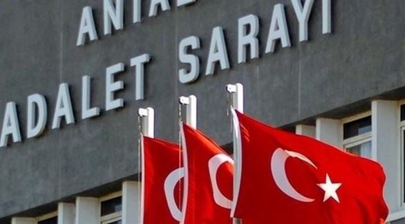 أعلام تركية أمام مبنى محكمة (أرشيف)