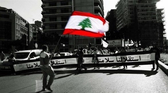 لبنانيون يرفعون أعلام بلادهم (أرشيف)