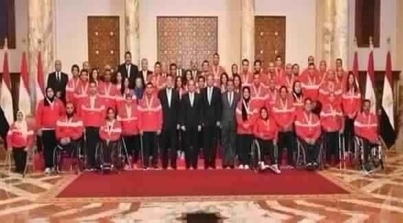 صورة تذكارية للسيسي مع أبطال مصر الرياضيين (المصدر)