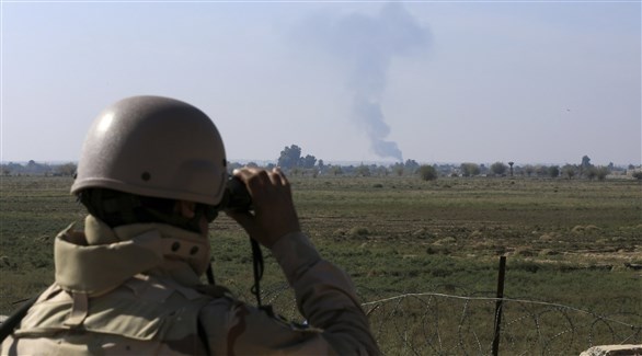جندي عراقي يراقب مدينة القائم.(أرشيف)