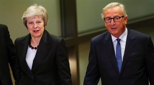 رئيس المفوضية الأوروبية جان كلود يونكر ورئيسة الوزراء البريطانية تيريزا ماي (إ ب أ)