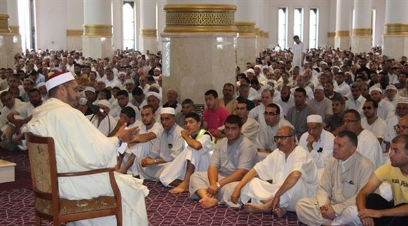 خطيب يلقي محاضرة عن ذكرى المولد النبوي في أحد مساجد الجزائر (أرشيف)