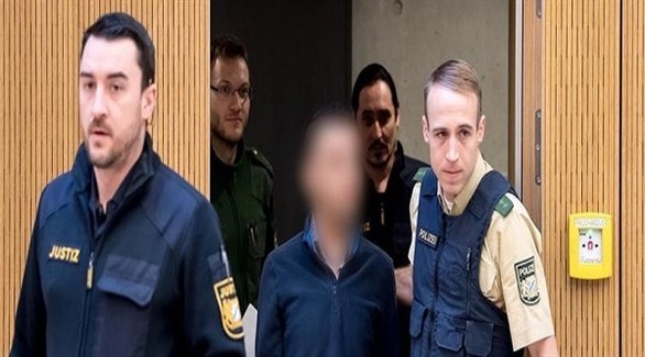 شرطيان يحرسان متهماً بالانتماء لداعش في محكمة ألمانية (أرشيف)