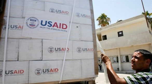  فلسطيني يستعد لتفريغ مساعدات أمريكية في غزة (أرشيف)