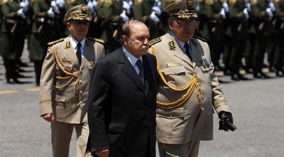 بوتفليقة محاطاً ببعض قادة الجيش الجزائري الكبار في استعراض عسكري سابق (أرشيف)