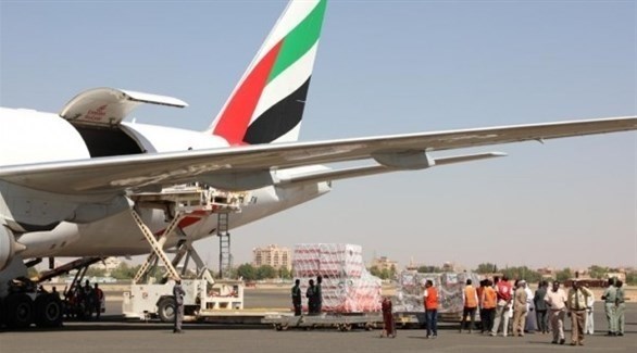 تفريغ حمولة طائرة المساعدات الإماراتية للسودان  في مطار الخرطوم (وام)