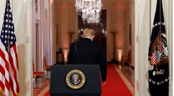 الرئيس الأمريكي دونالد ترامب مغادراً قاعة الصحافيين في البيت الأبيض (رويترز) 