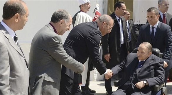 الرئيس الجزائري مصافحاً عدد من الزوار (أرشيف)