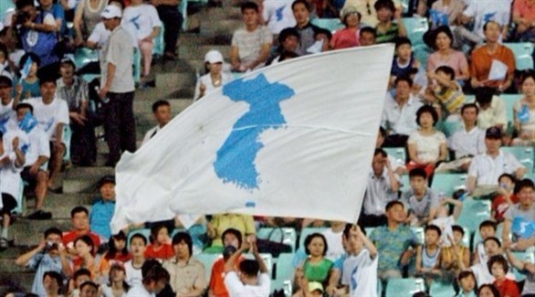 مشجعون كوريون يرفعون علم كوريا الموحدة.(أرشيف)