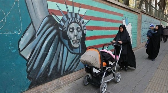 إيران تمر بسم كاريكاتوي لتمثال الحرية في طهران.(أرشيف)