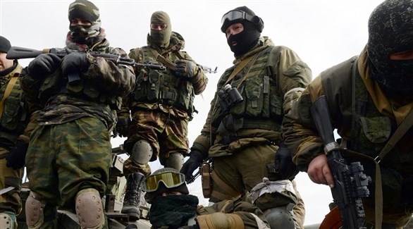 مقاتلون مؤيدون لروسيا يقفون على دبابة أوكرانيا غنموها في شرق أوكرانيا.(أرشيف)