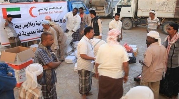 الهلال الأحمر  الإماراتي يوزع مساعدات في حضرموت اليمنية (أرشيف)