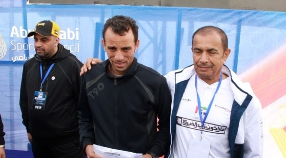الفريق (م) محمد هلال الكعبي مع أحد الفائزين بالمراكز الأولى (24- محمد العراقي)