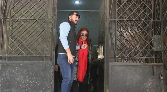 الفنانة المصرية نبيلة عبيد أثناء تحريرها توكيلاً لدعم الرئيس عبدالفتاح السيسي (المصدر)