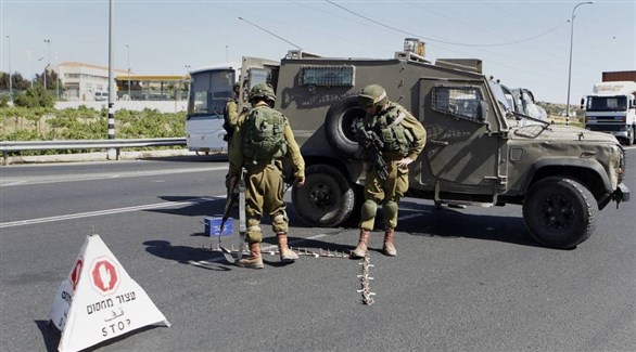 جنود إسرائيليون يُغلقون طريقاً في الضفة الغربية (أرشيف)