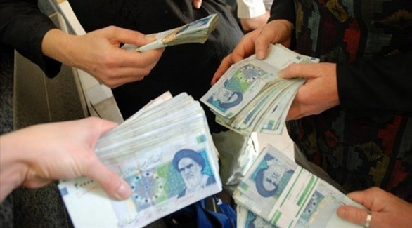 إيرانيون يعدون أموالهم في طهران (أرشيف)