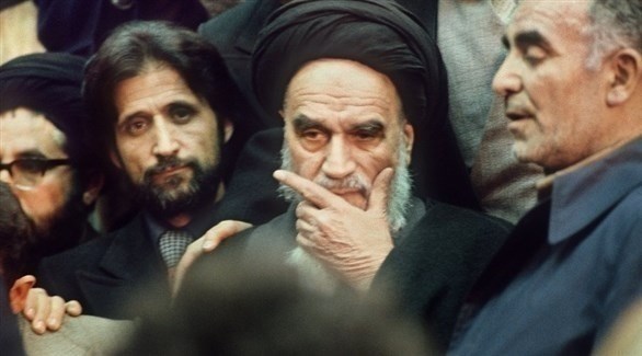 الزعيم الإيراني الراحل الخميني بين مناصريه في طهران (أرشيف)