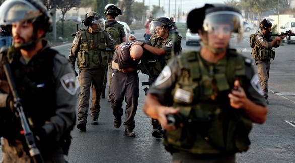 جنود إسرائيليون يعتقلون فلسطينياً في الضفة الغربية (أرشيف)