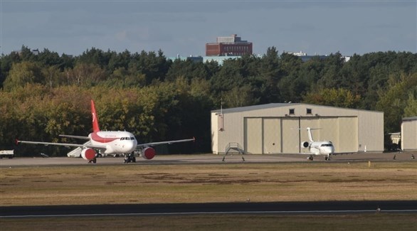 طائرة استخدمت لخطف مواطن من كوسوفو متوقفة قرب طائرة الرئيس رجب طيب اردوغان في مطار برلين.(أرشيف)