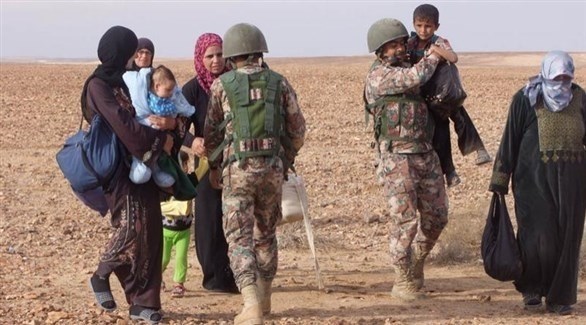 جنود أردنيون يساعدون لاجئين سوريين (أرشيف)