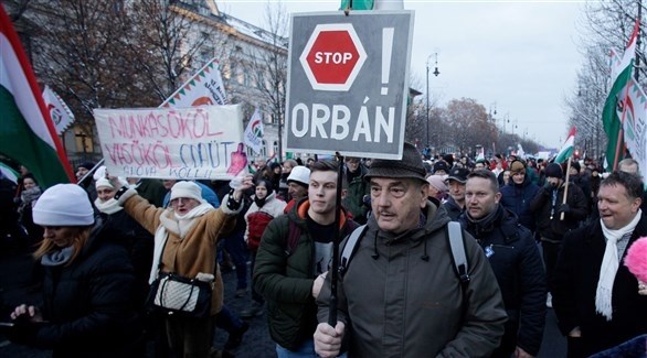 محتجون في المجر على سياسيات رئيس الوزراء أوربان (أ ف ب)
