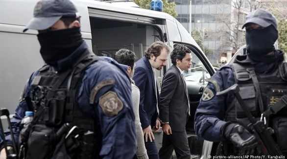أتراك يتوجهون إلى محكمة لتسجيل طلب لجوء في حماية قوة أمنية يونانية خاصة (أرشيف)