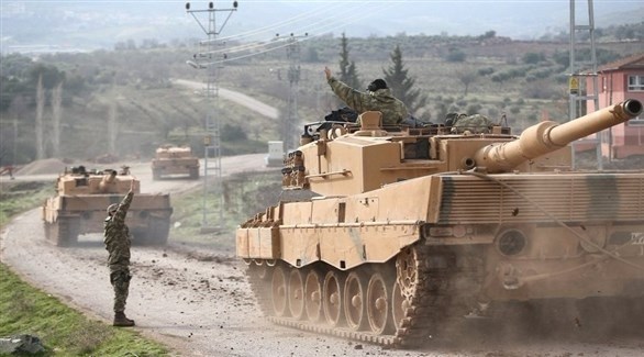 دبابة تركية في طريقها إلى عفرين السورية( أرشيف)  
