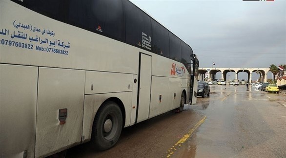 حافلة تقل لاجئين سوريين عائدين من الأردن إلى بلادهم (سانا)