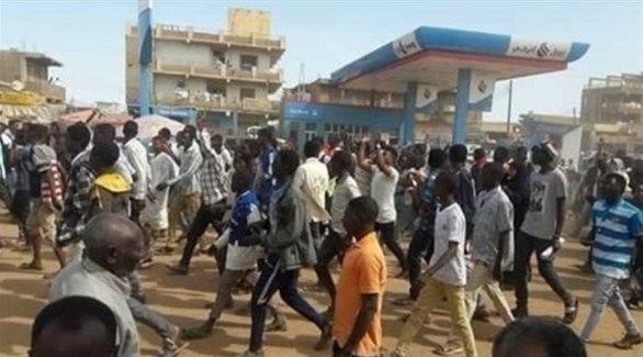 سودانيون يتظاهرون احتجاجاً على الغلاء.(أرشيف)