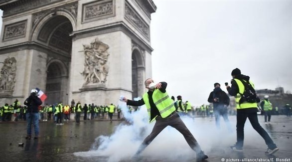 اختجاجات أصحاب "السترات الصفراء" أمام قوس النصر في باريس (أرشيف)