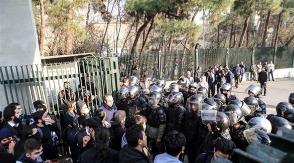 رجال شرطة إيرانيين يواجهون متظاهرين أمام جامعة طهران.(أرشيف)