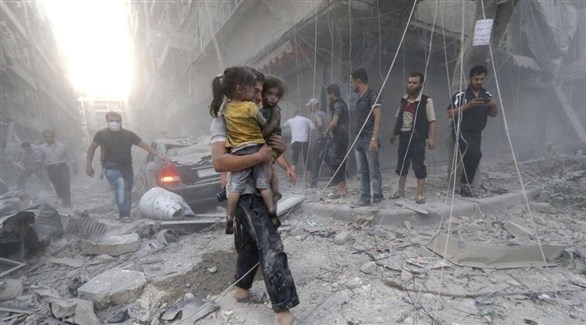 ناجون يحاولون الخروج من ركام الغارات الأسدية على سوريا (أرشيف)
