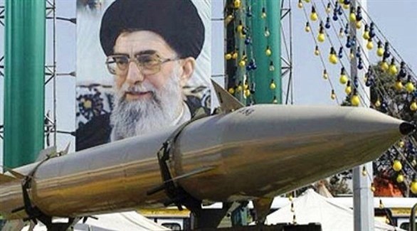 مجسم لصاروخ إيراني قرب صورة المرشد الأعلى للجمهورية الإسلامية آية الله علي خامنئي.(أرشيف)