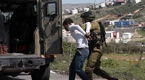 جنود الاحتلال الإسرائيلي يعتقلون فلسطينياً (أشيف)
