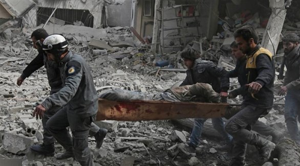 رجال إنقاذ يجلون مصاباً في قصف الغوطة. (أ.ف.ب)