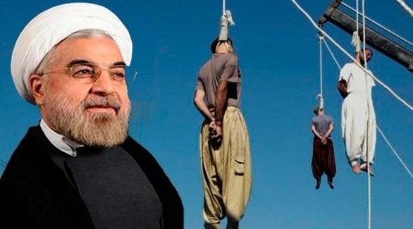 صورة مركبة للرئيس الإيراني حسن روحاني وسجناء معلقين على مشانق.(أرشيف)