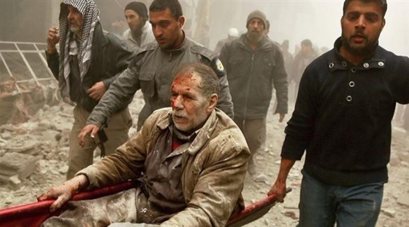 مسعفون ينقلون جريجاً أصيب في قصف للنظام السوري على الغوطة الشرية.(أرشيف)